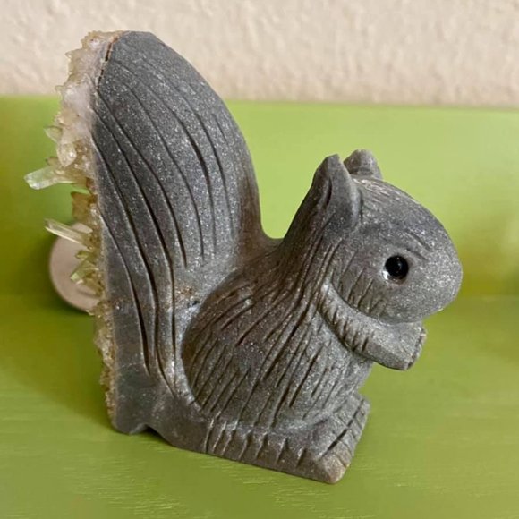 Squirrel in Natural stone with quartz tail. - Picture 7 of 7